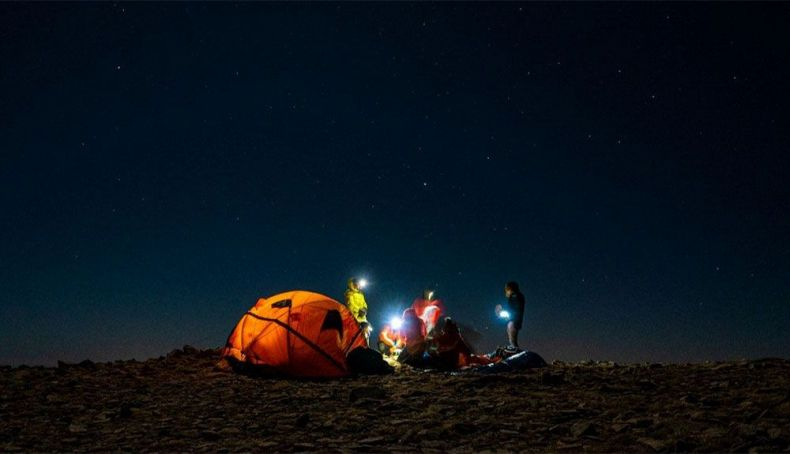 El pequeño campo base bajo la bóveda estrellada El pequeño campo base bajo la bóveda estrellada