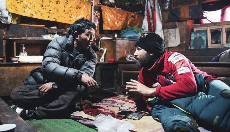 Alex Txikon repasando la estrategia en Samagaun antes de regresar al CB Foto Sendoa Elejalde