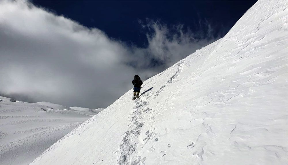 Alex Txikon y su equipo regresan al campo base del Manaslu. Foto: Sendoa Elejalde
