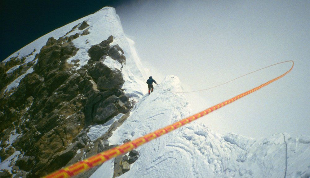 Grandes libros sobre rescates en montaña - Célebre fotografía de Anatoli Bukreev que servía de portada para su libro "The Climb"
