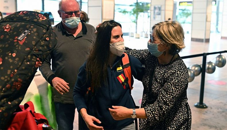 Queralt Castellet siendo recibida por su familia a su regreso de Pekín. Foto: EFE