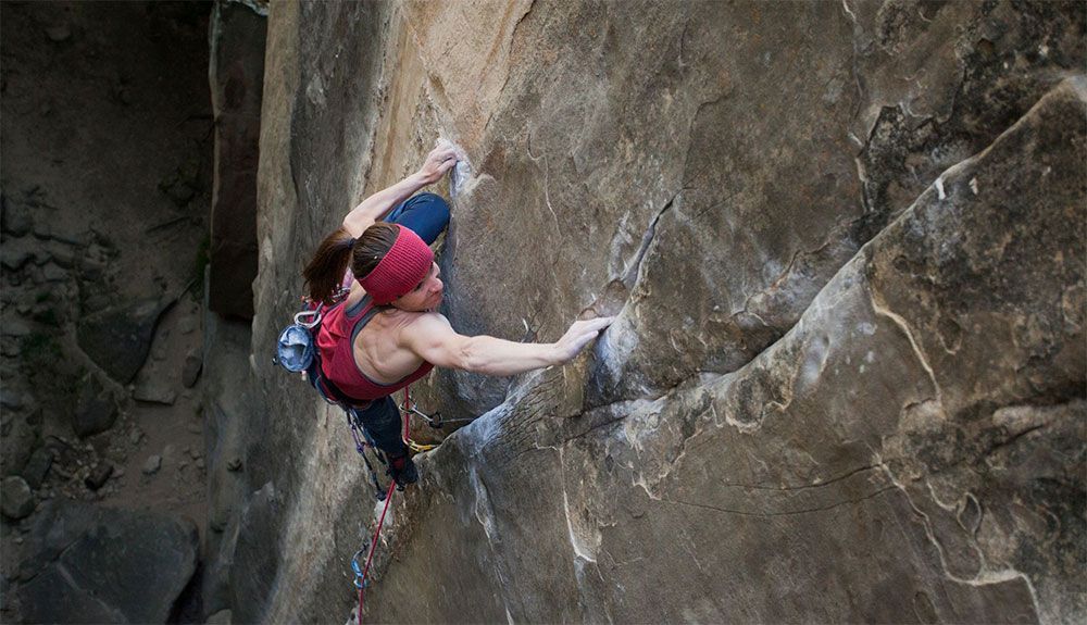 Babsi Zangerl escalando la mítica Le Voyage