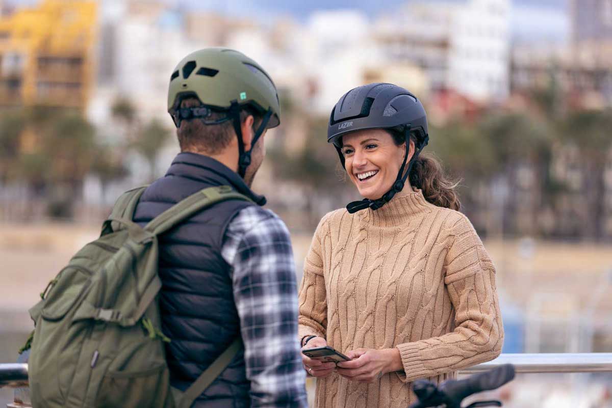 Los que elegimos pedalear por la ciudad tenemos tecnología KinetiCore con el modelo CityZen, de Lazer