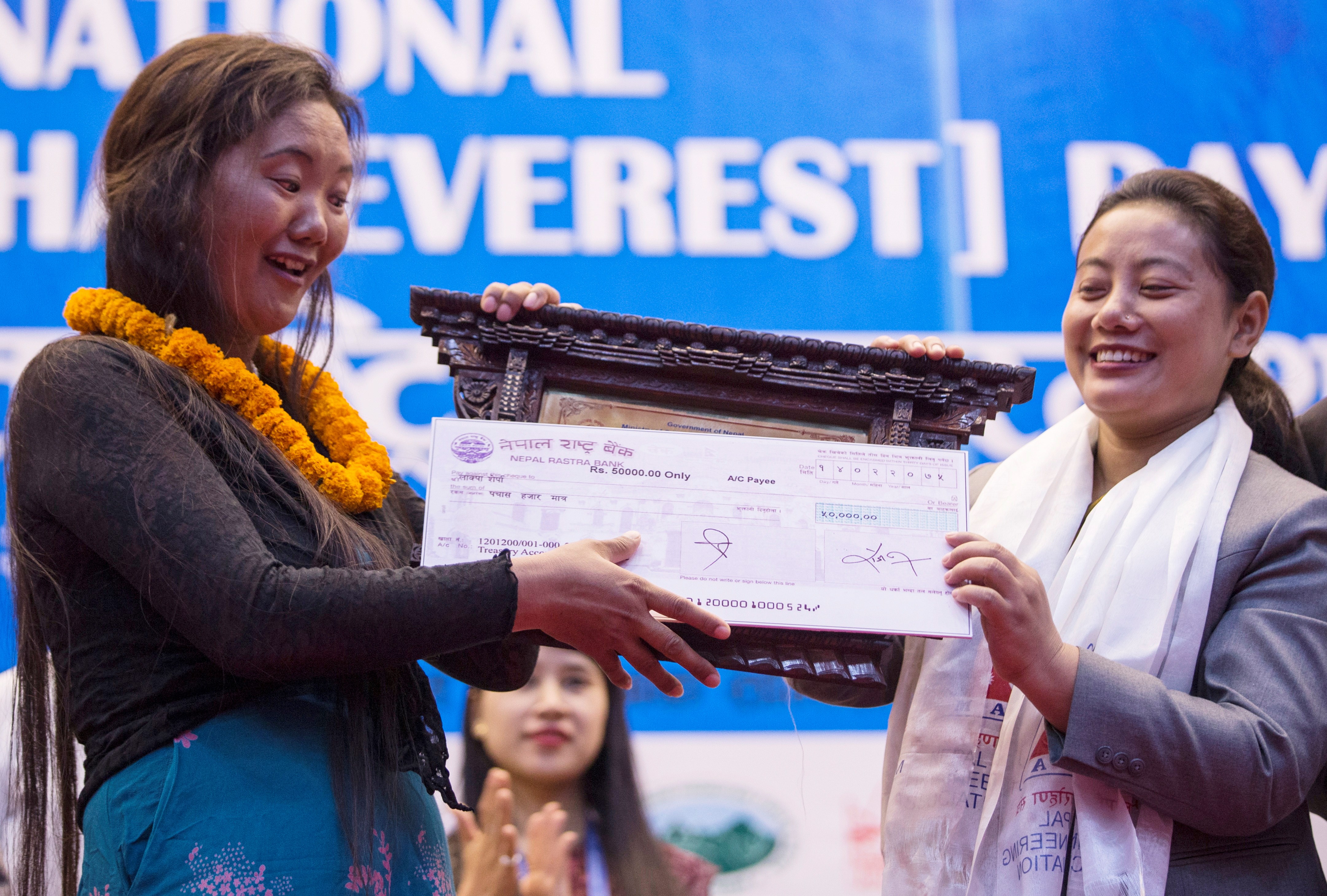 Lakpa Sherpa agranda su leyenda en el Everest
