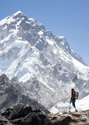 Andrea Lanfri con la mirada clavada en la cumbre del Everest