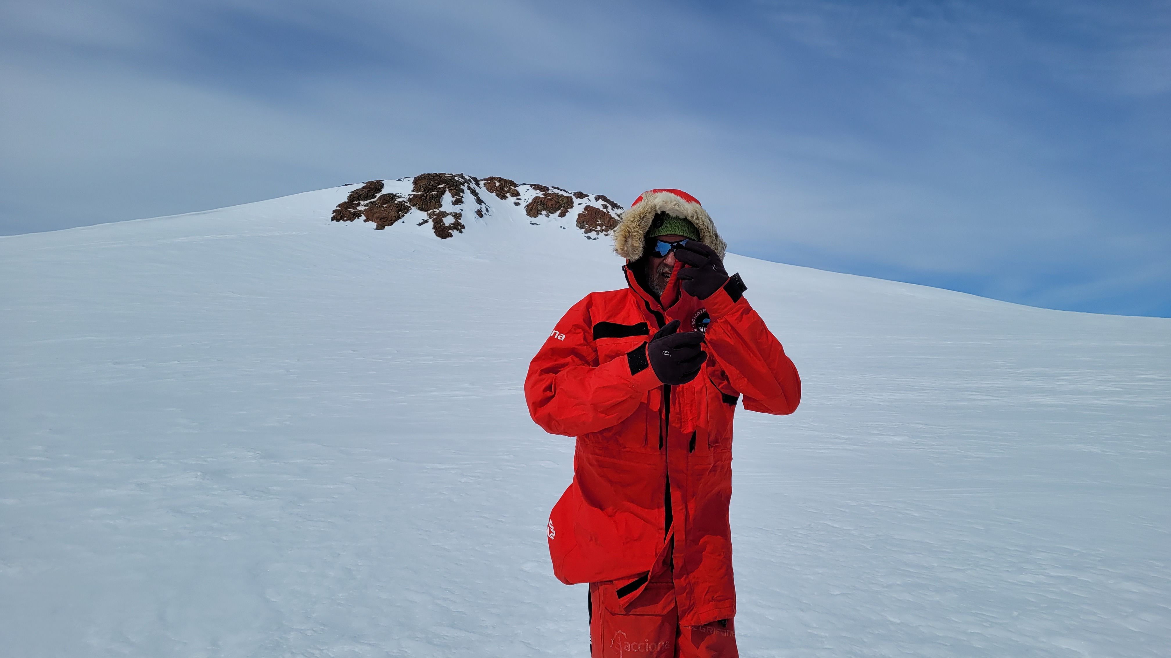Larramendi con el nuevo nunataq al fondo 