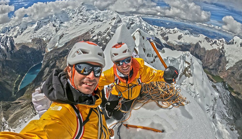 Los Pou en la cima del Cashan, tras abrir una nueva ruta en su cara norte