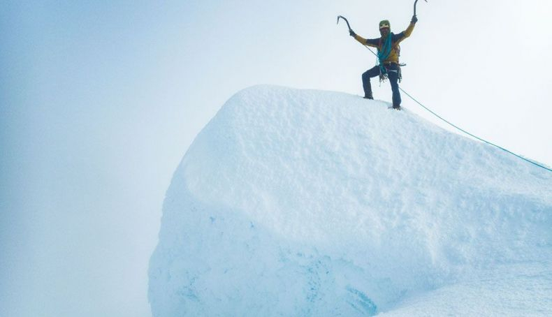 04 Jon en el hongo de hielo que caracteriza la cumbre del Monte Francés IbaiRico