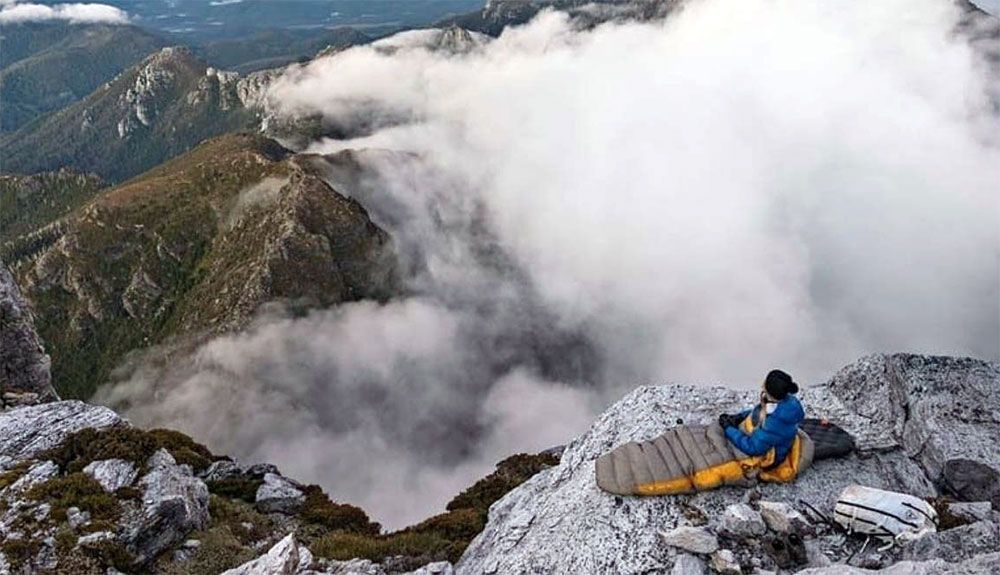 Dormir a resguardo en la montaña