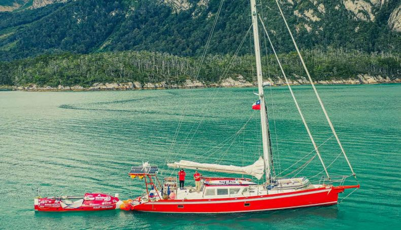 Barco Ypake II de Ezequiel Sundland, diciembre 2021, remolcando el Ocean Defender Barco Ypake II de Ezequiel Sundland, diciembre 2021, remolcando el Ocean Defender