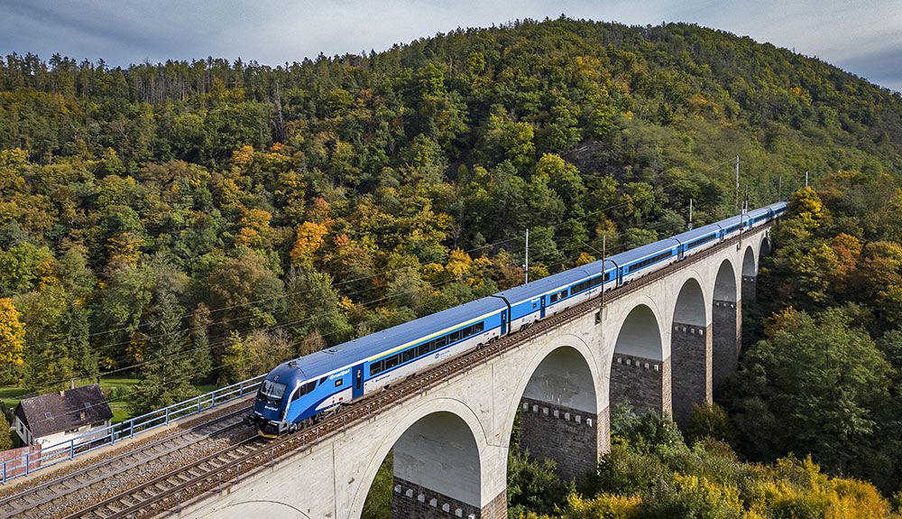 En tren por los bosques y cuidades de Chequia