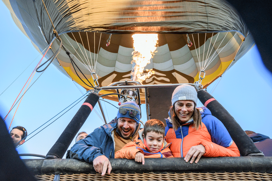 Volar en globo, una de las experiencias en familia en Paisajes de Barcelona 