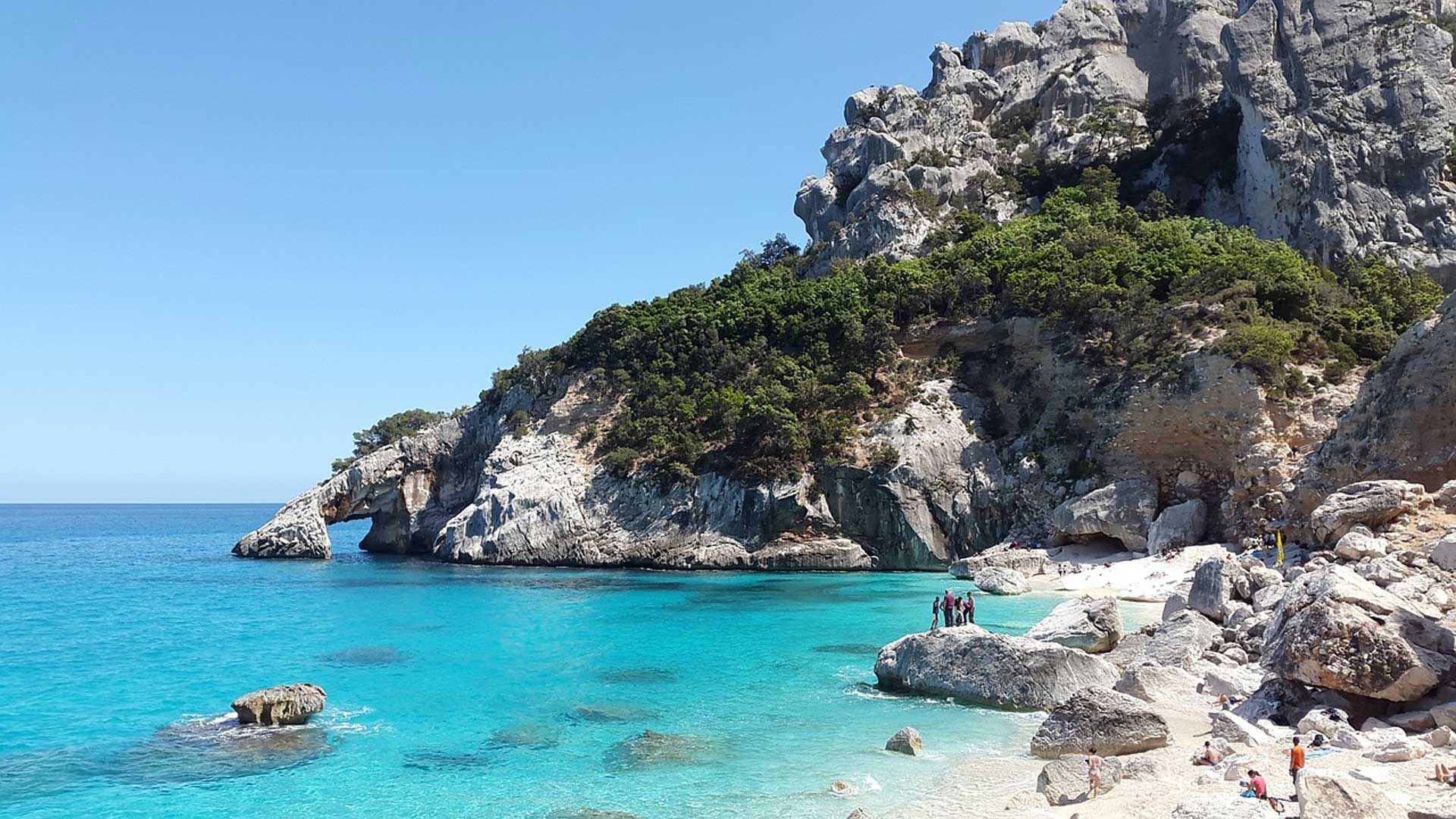 La cala Goloritzè, en Cerdeña, es uno de esos sitios en los que seguro que te gustaría estar ahora mismo. Solo se puede llegar andando o por el mar.
