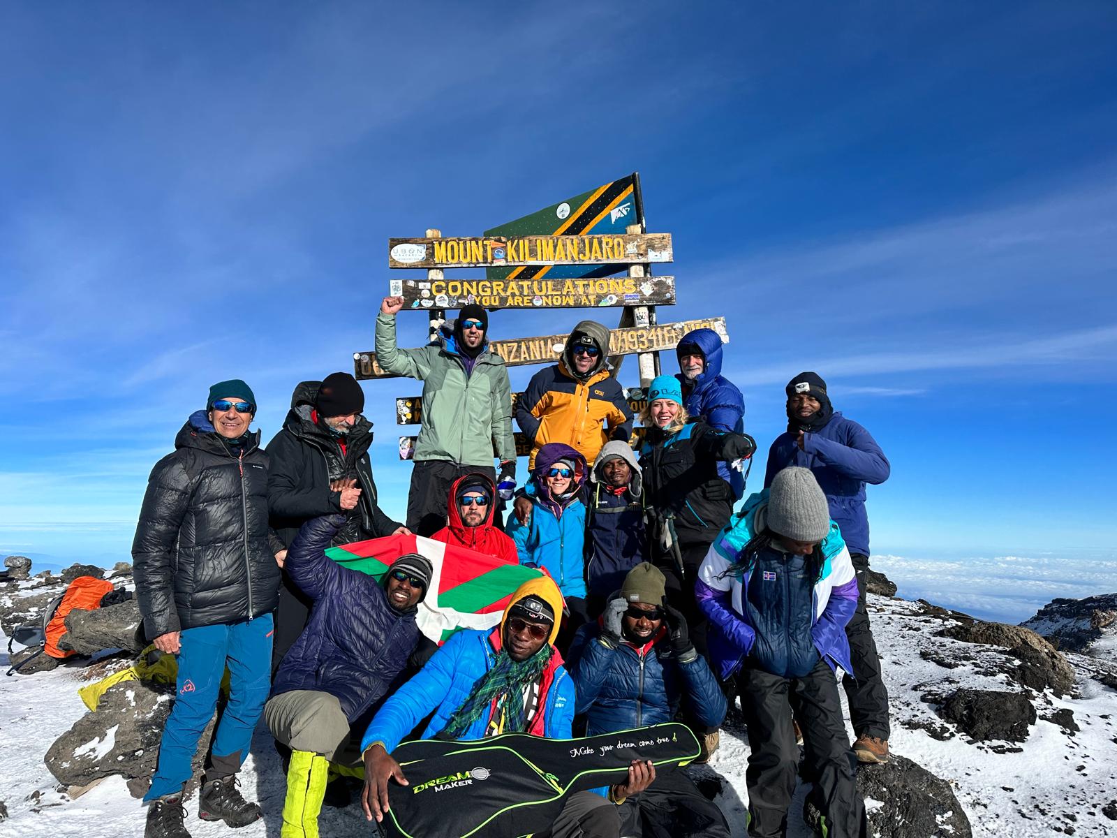 Elisa Mas y el equipo en la cima del Kilimanjaro