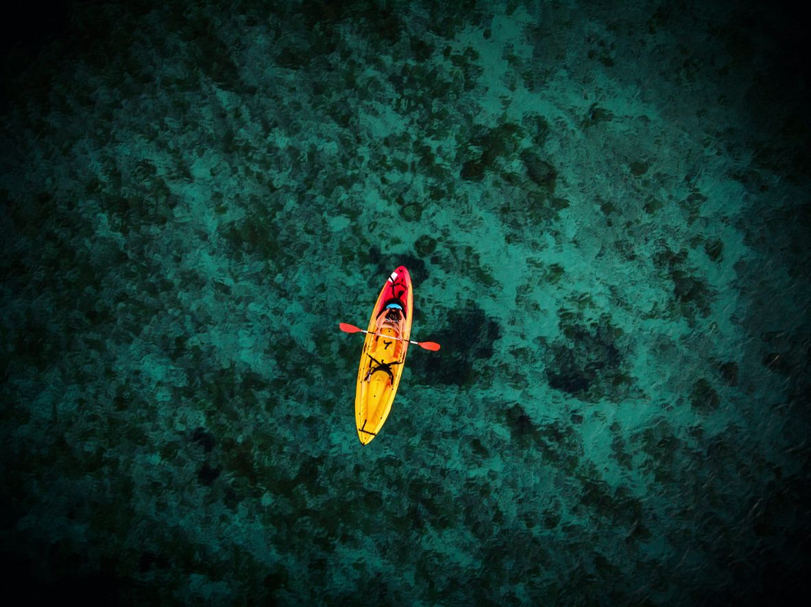 5 lugares para iniciarse en el kayak este otoño