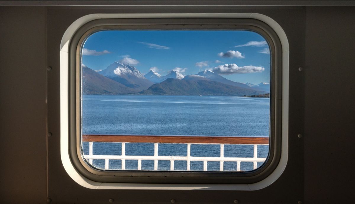 FIORDO BALSFJORDEN cerca de TROMSO ventana barco FIORDO BALSFJORDEN cerca de TROMSO ventana barco