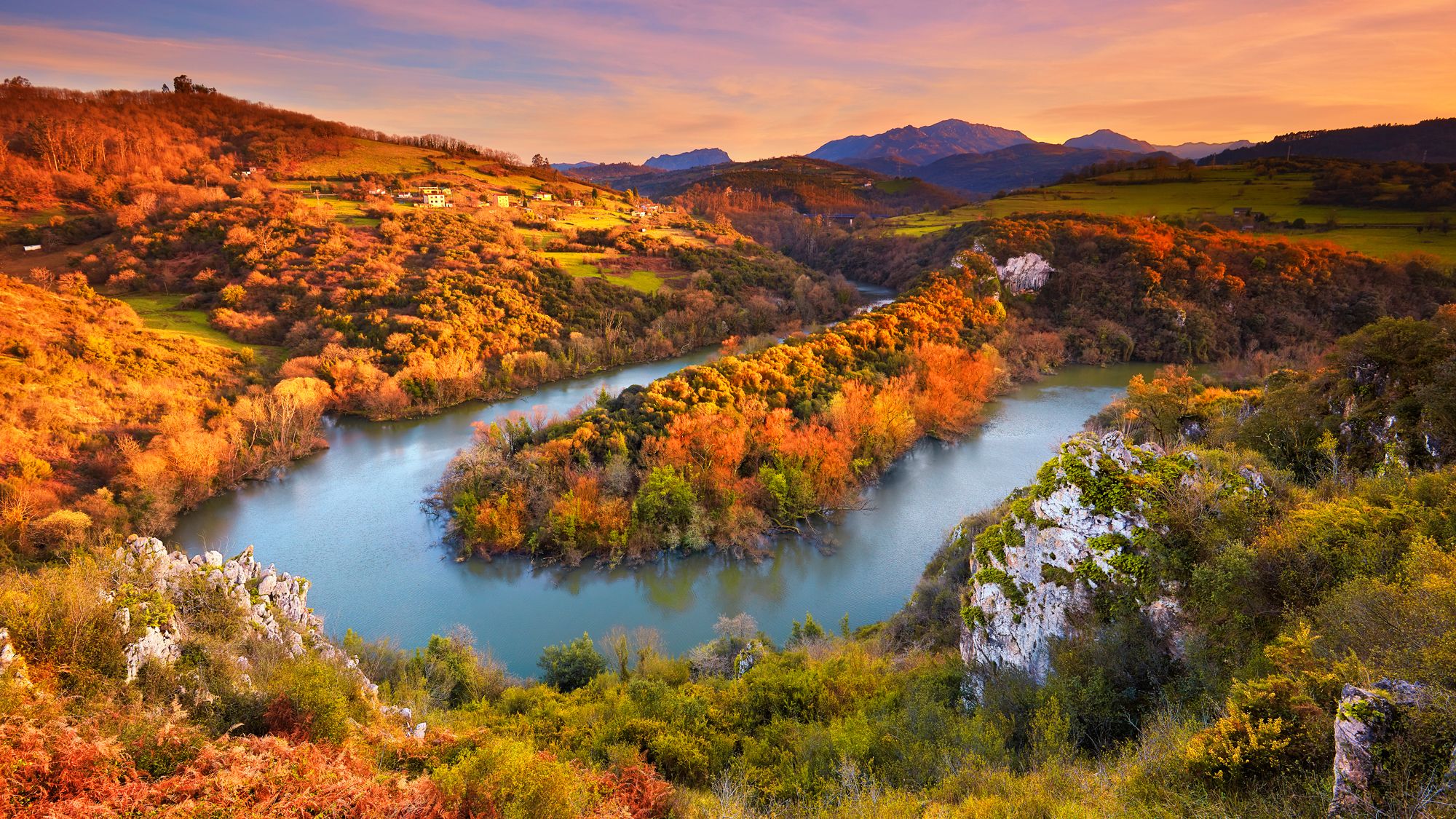 Celebrando el slow-tourism en Asturias. Meandros del Nora. Foto: Juan de Tury / Turismo Asturias