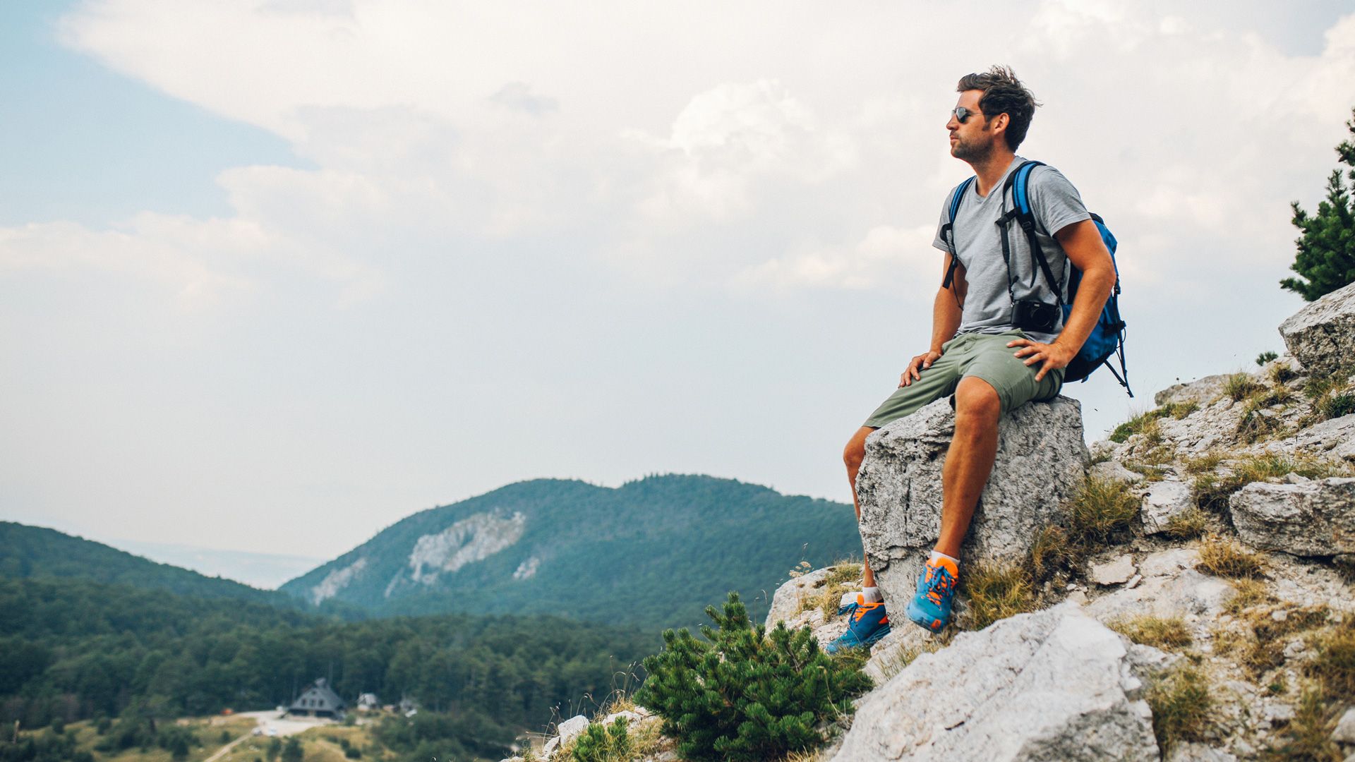 Joven contemplando la naturaleza (Foto: iStock)