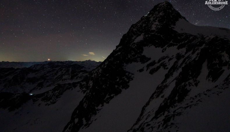 Imágenes de la webcam que muestran a la pareja aún escalando a las 21:00 de 18 de enero. / Foto: foto-webcam.eu