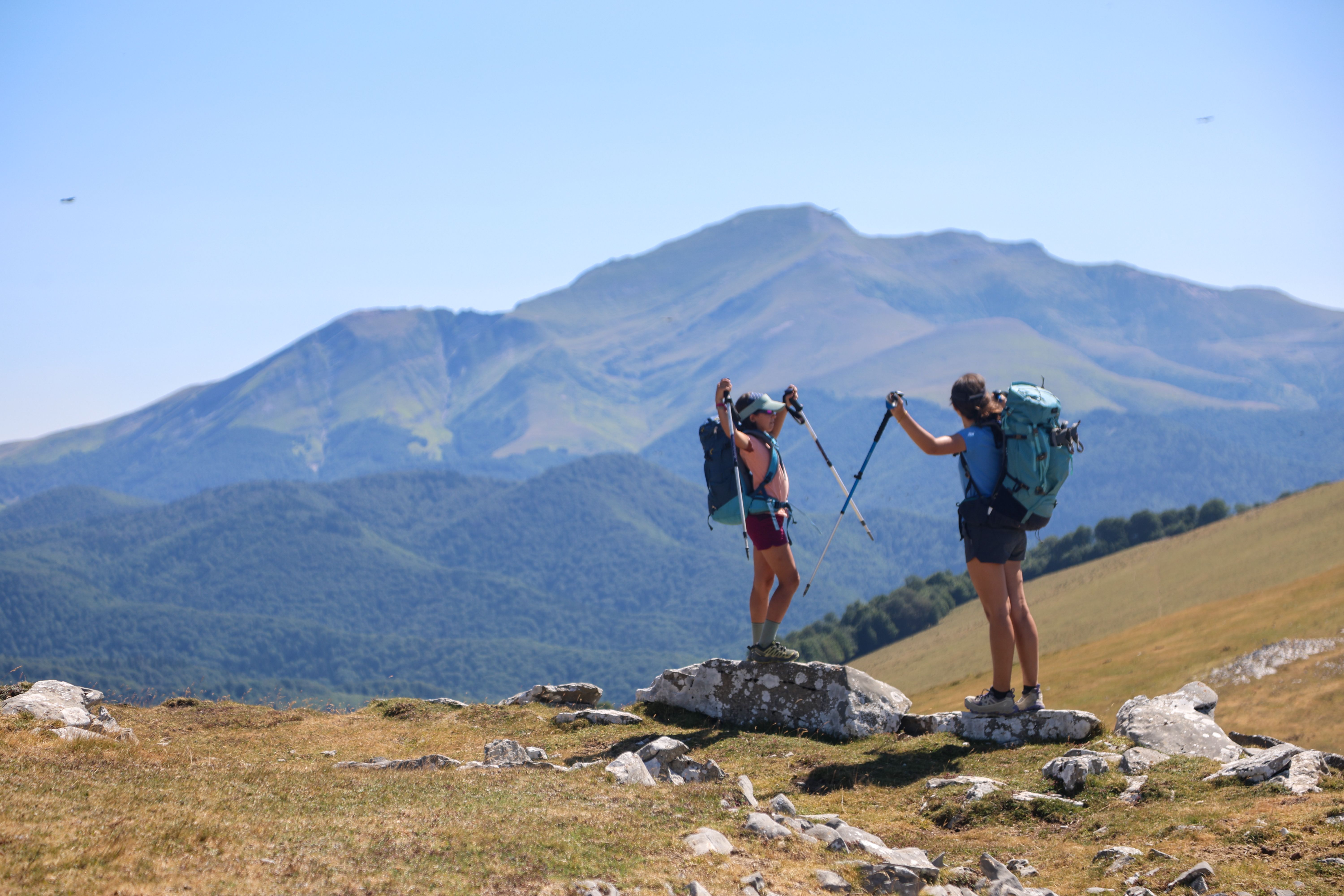 Una familia recorrerá los Pirineos de costa a costa para reconstruir una escuela  en el Himalaya