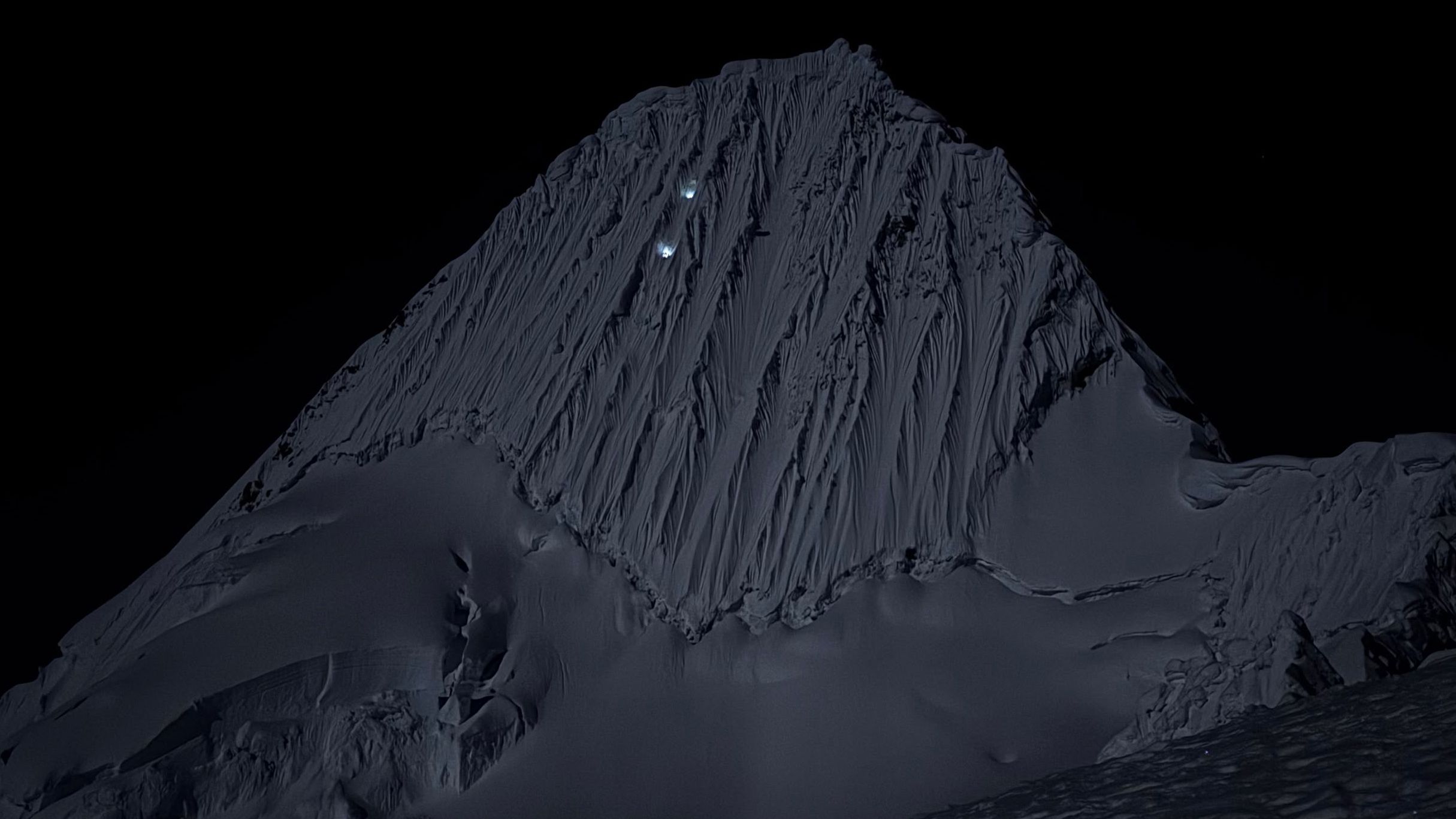 Ascensión nocturna del Alpamayo. Foto: C. Vicuña