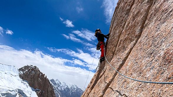 Silvia Loreggian y Stefano Ragazzo firman la primera travesía de las Torres del Trango