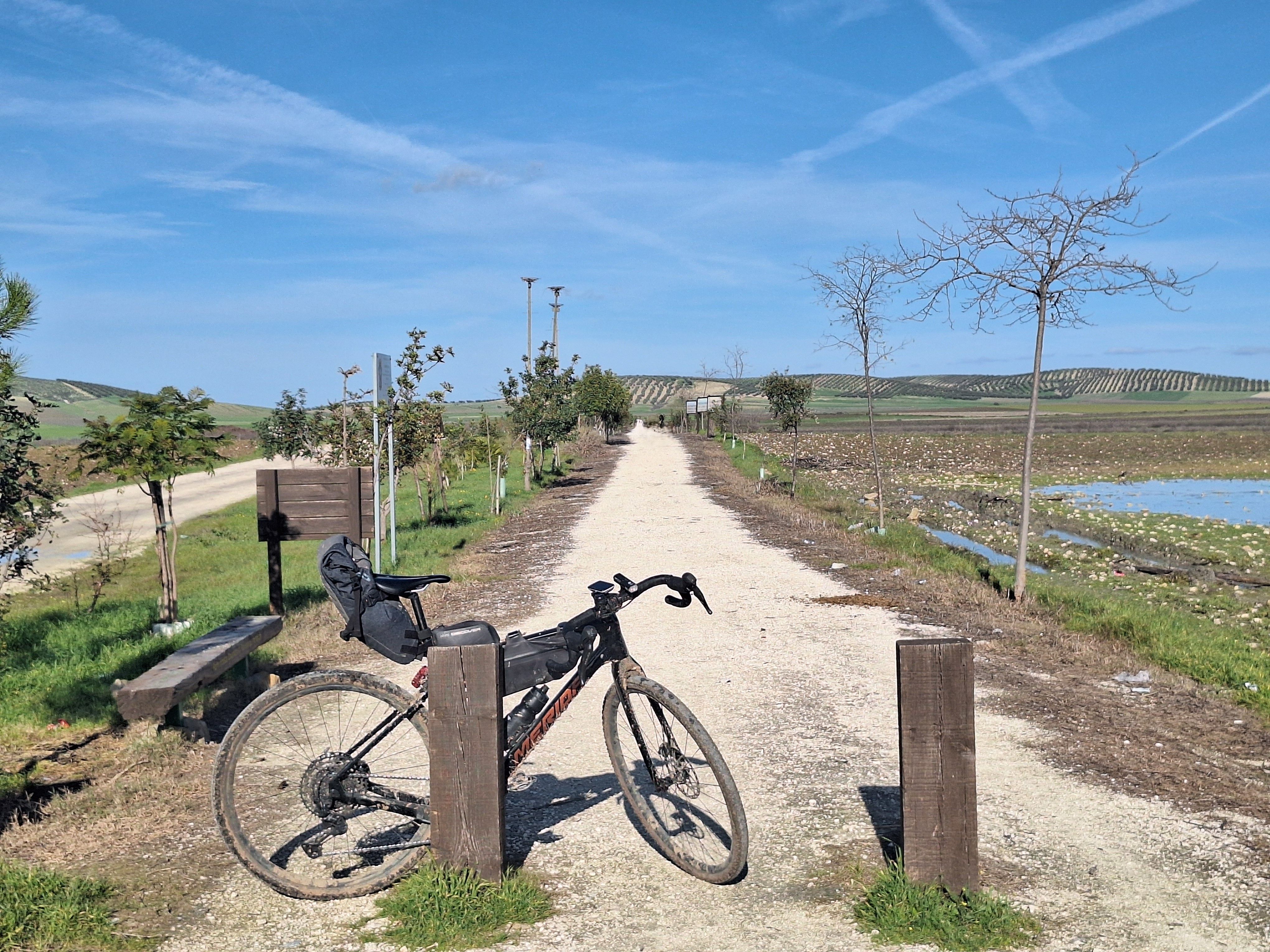 La Vía Verde de la Campiña: 182 km en bici por la ruta de los antiguos “trenes botijo”
