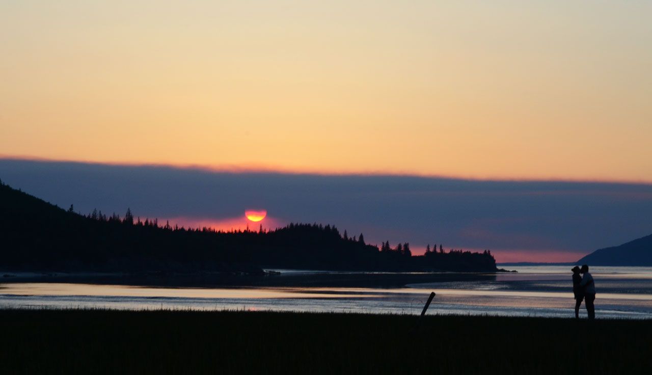 Sol de medianoche en la bahía de Hope, uno de los lugares más románticos del viaje.