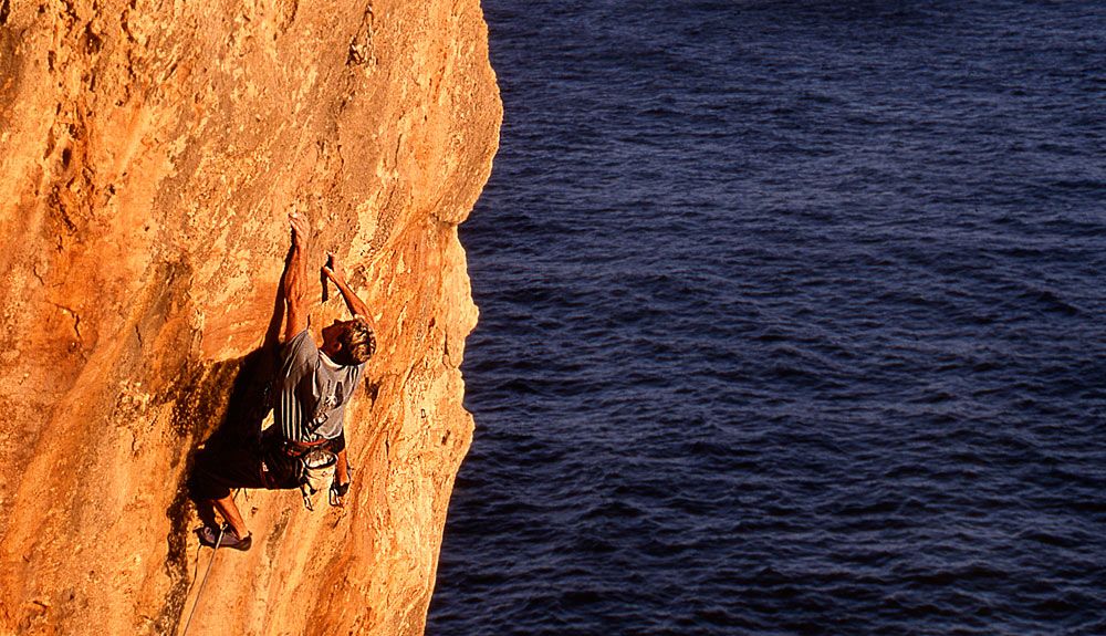 Escalada al borde del mar
