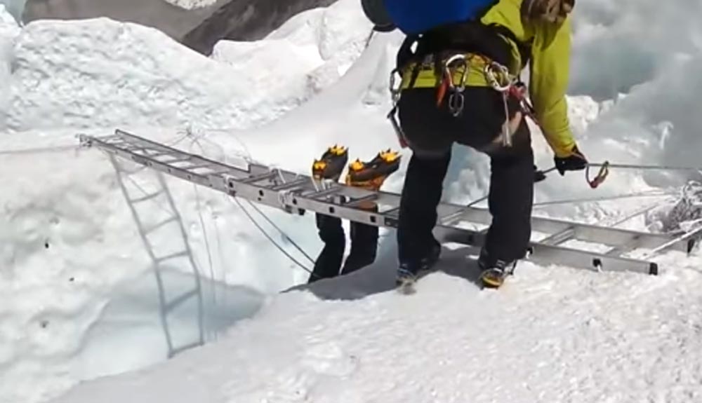 Video: un rescate en la cascada del Khumbu