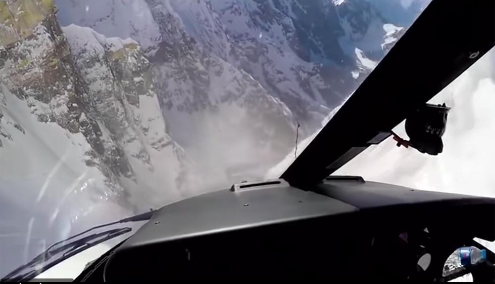 Así rescata un helicóptero a dos alpinistas a 6.000 metros