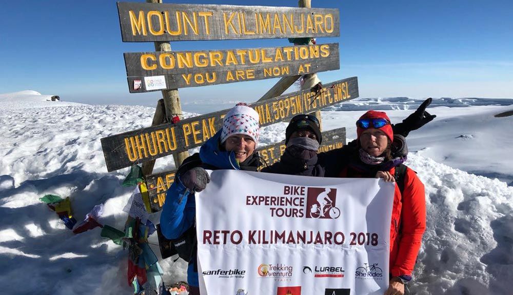 Ruth Moll, primera mujer europea en hacer cima en el Kilimanajaro en bicicleta