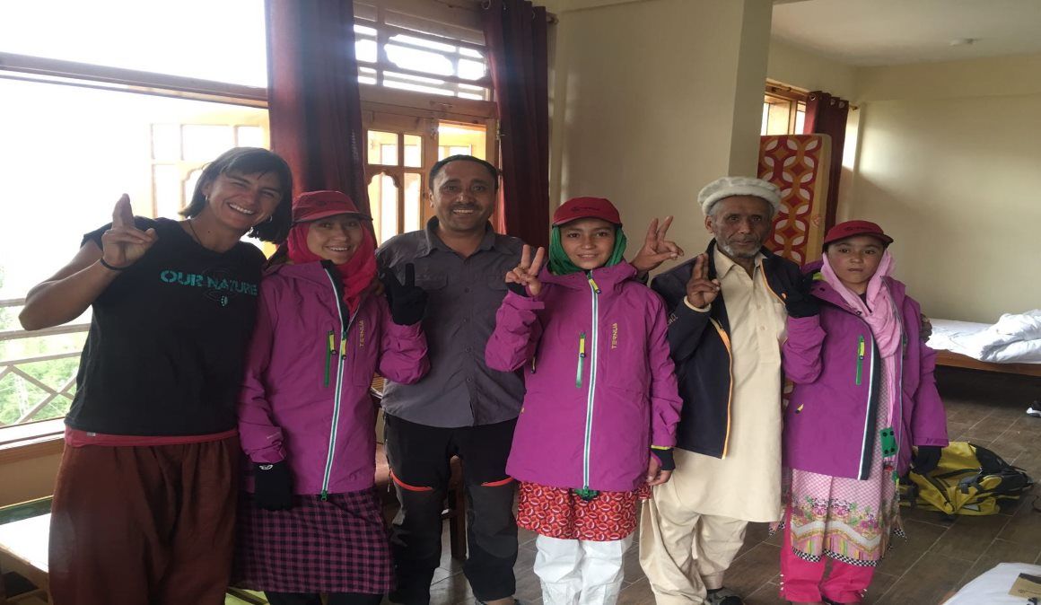 Representante de Ternua junto a las tres jóvenes porteadoras de Hushé
