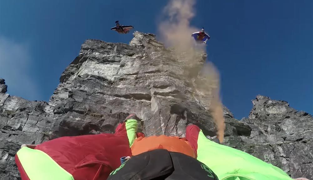 Salto BASE desde el Troll Wall de Noruega