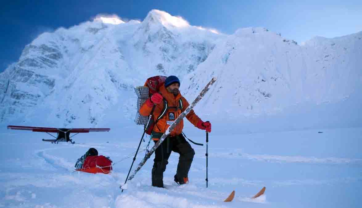 Lonnie Dupre hacia el Mount Hunter invernal