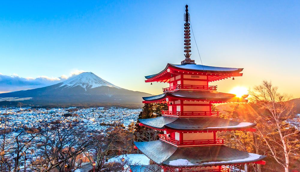 Una de las mejores vistas del icónico Monte Fuji se consigue ascendiendo los 400 escalones hasta lo alto del Arakura Sengen Shrine, en Fujiyoshida, desde donde la visión incluye las bellas formas de la Pagoda Chureito. Japón en estado puro.