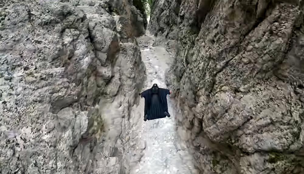 Atacando la Estrella de la Muerte... con traje de alas