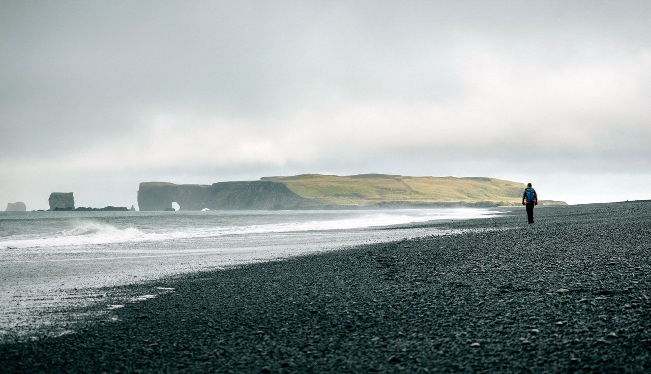 Reynisfjara, la playa negra, en la que el basalto, un mineral común en zonas volcánicas, es el protagonista que tiñe de negro las perfectas formas hexagonales cristalizadas en las altas paredes que flanquean la costa.