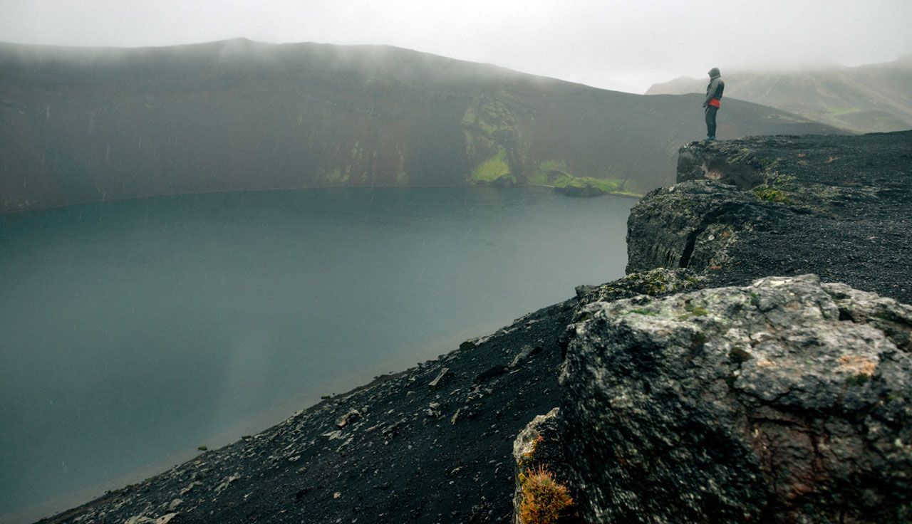 Espectacular mirador al cráter Ljoeitollur, en el que algunos líquenes naranjas y amarillos dan el toque exótico a un ambiente alienígena.