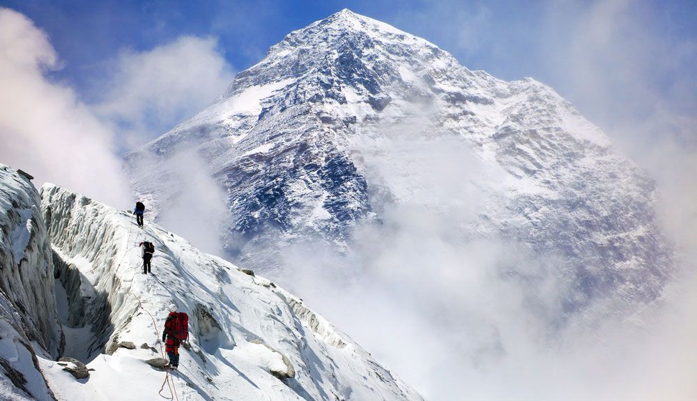 ¿Qué hacer con los cadáveres del Everest?