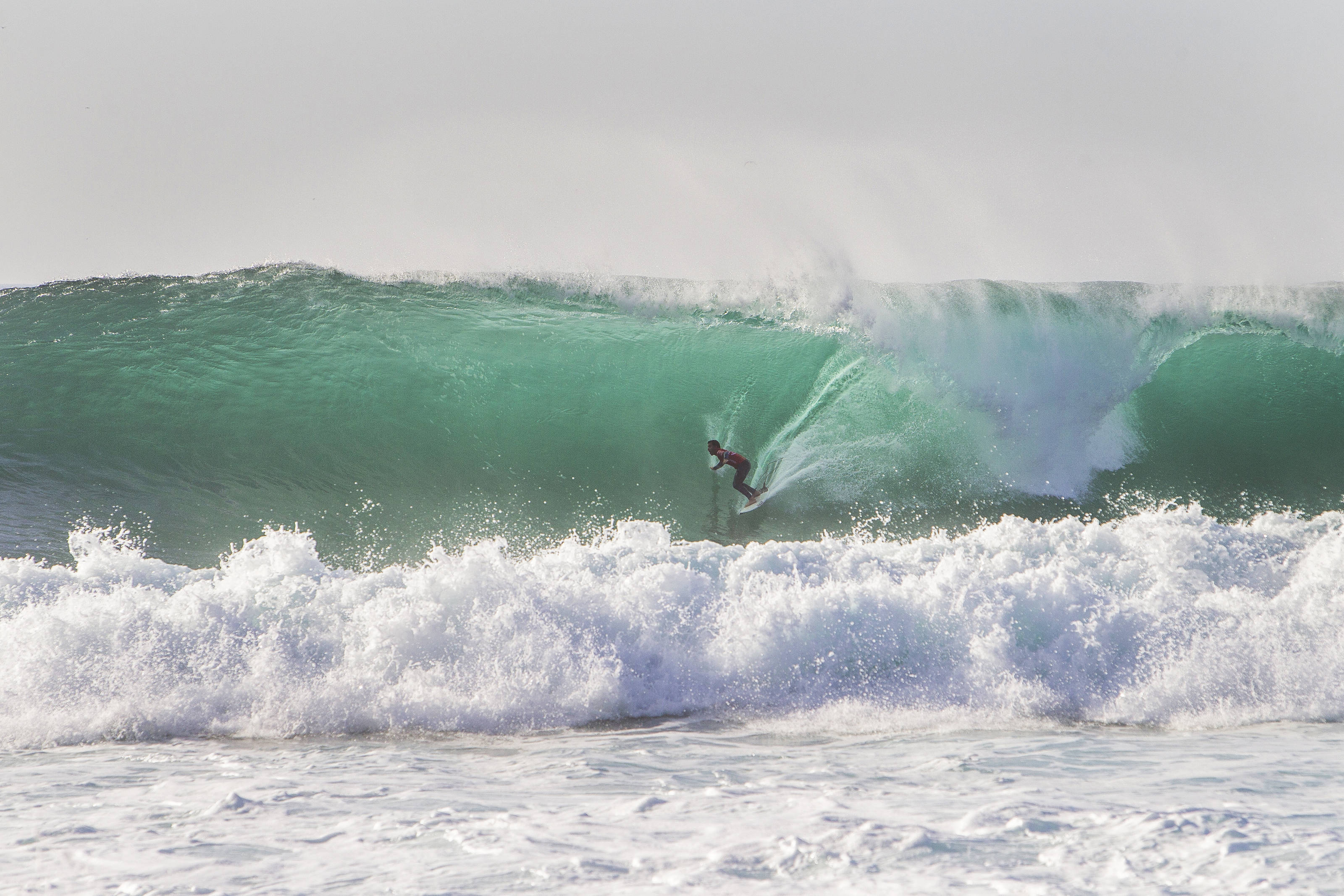 Aitz Aranburu surfeando en Portugal/Red Bull