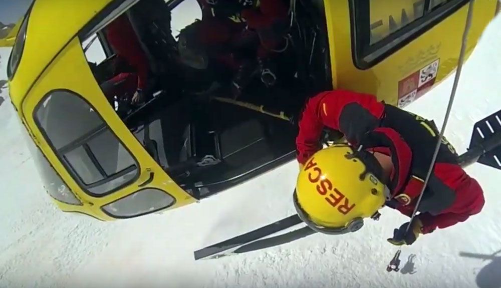 Impresionante vídeo del rescate de una montañera en el Llambrión