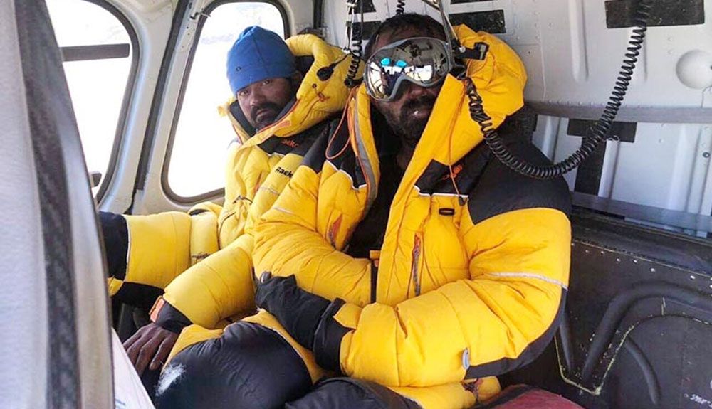 Los dos alpinistas indios evacuados del C2 del Kangchenjunga. Foto: Kailash Helicopters