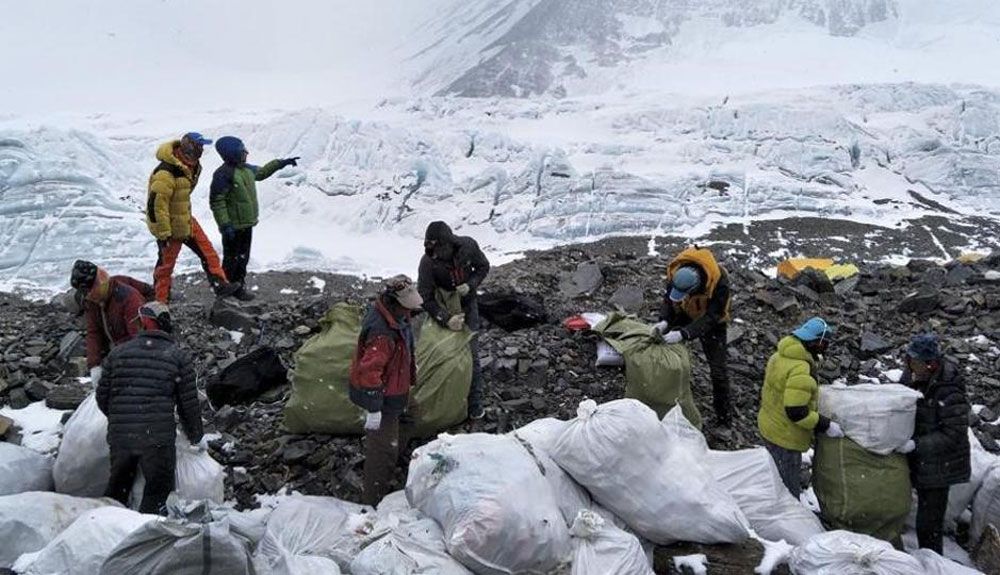Ya van 10 toneladas de basura recogidas en el Everest este año