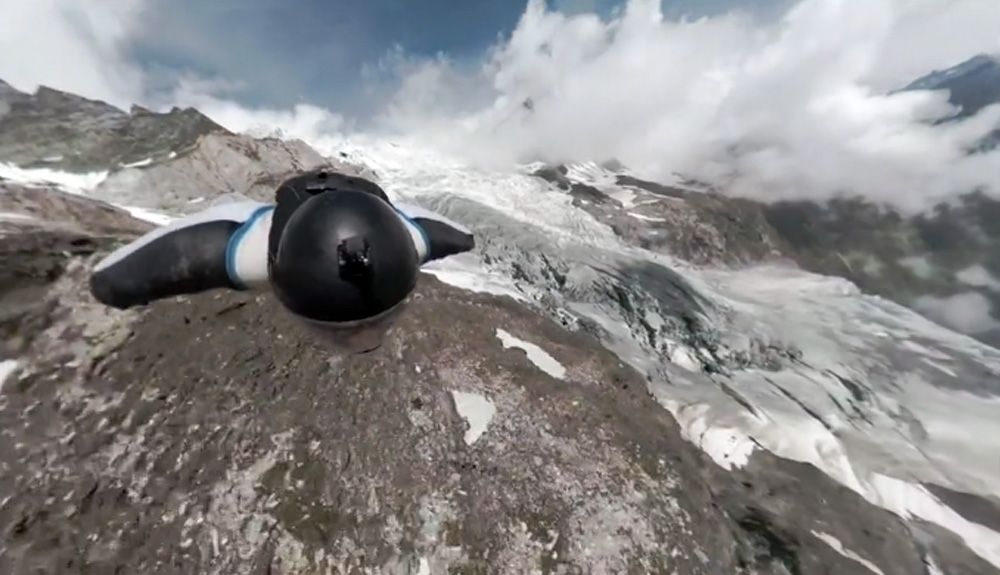 Wingsuit sobre los Alpes