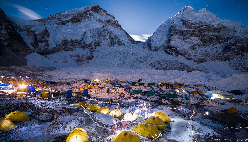 Toneladas de basura y decenas de tiendas abandonadas en el Everest