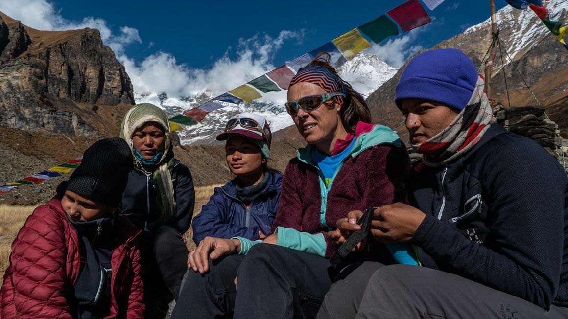 La última expedición de Edurne en el Himalaya con 4 chicas de Bajhang