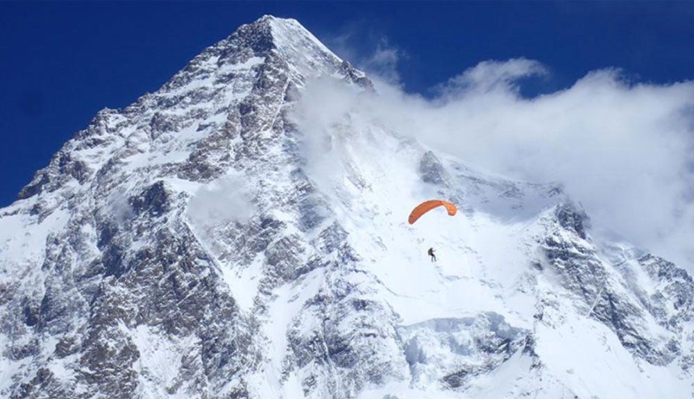 Max Berger tras saltar del C3 del Broad Peak, con el K2 de fondo. Foto: Juan Carlos San Sotero