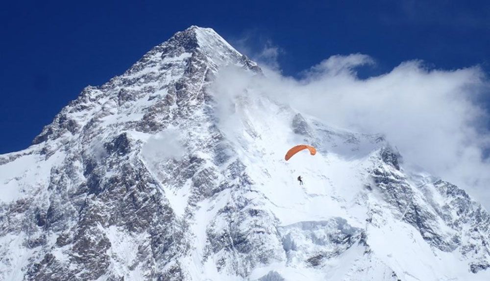 En parapente desde el K2