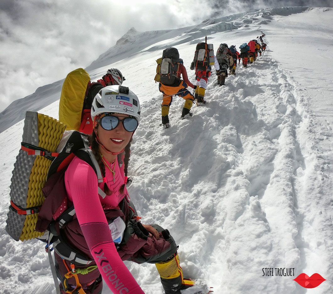 Stefi Troguet en el "atasco" del Manaslu  